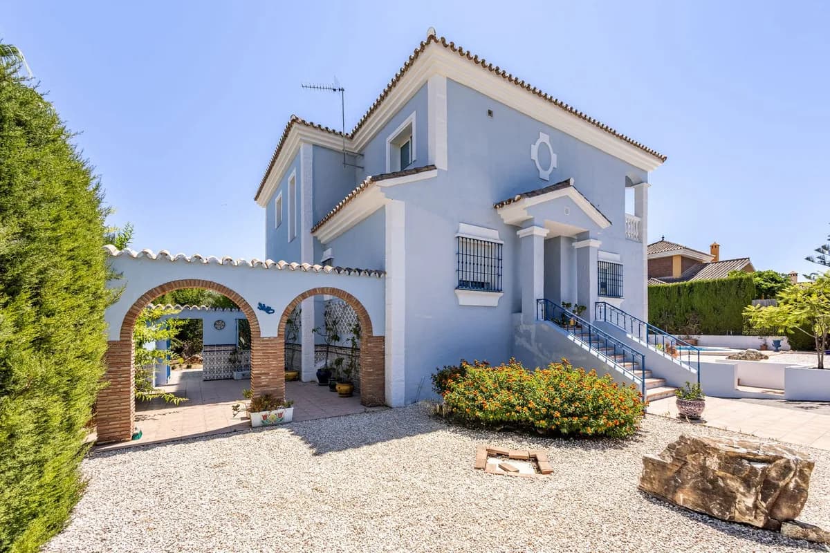 4 Bedroom Detached Villa for Sale in Coín, Málaga - Image 4