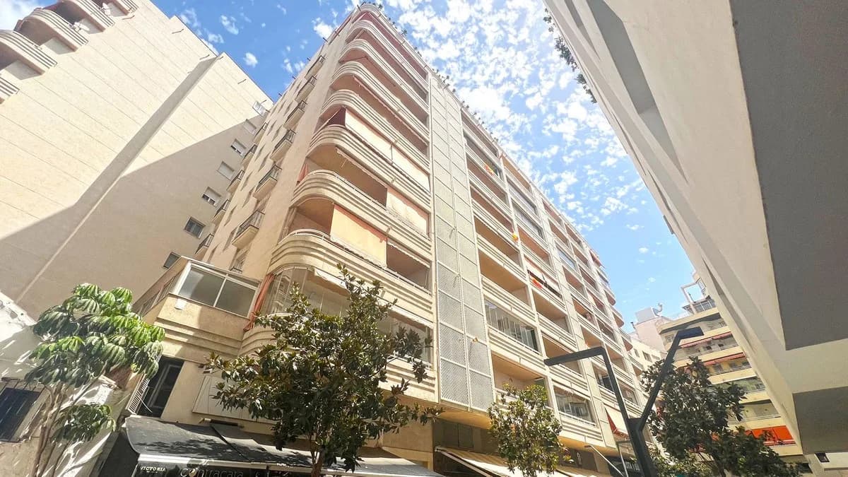 3 Bedroom Middle Floor Apartment for Sale in Marbella, Málaga