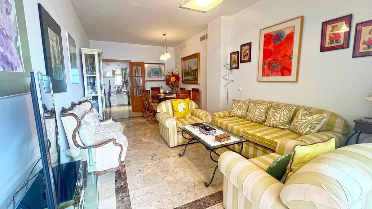 3 Bedroom Middle Floor Apartment for Sale in Marbella, Málaga - Image 2