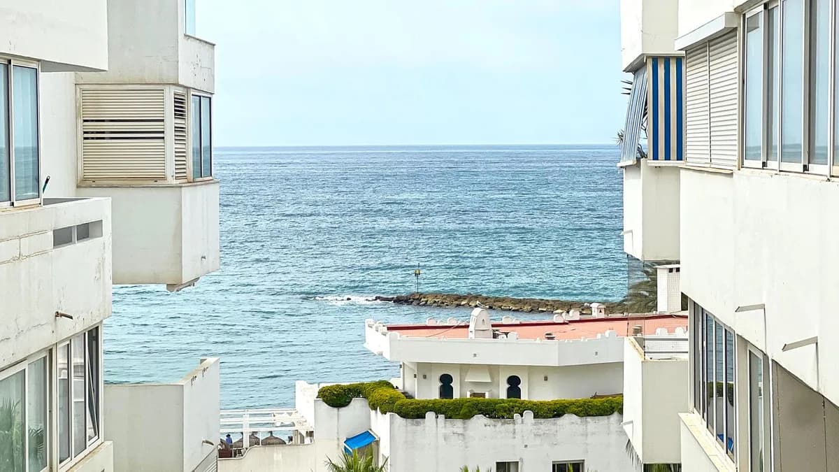 3 Bedroom Middle Floor Apartment for Sale in Marbella, Málaga - Image 5