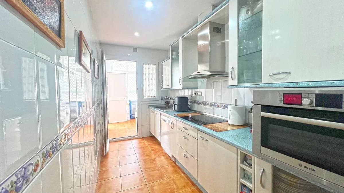 3 Bedroom Middle Floor Apartment for Sale in Marbella, Málaga - Image 7