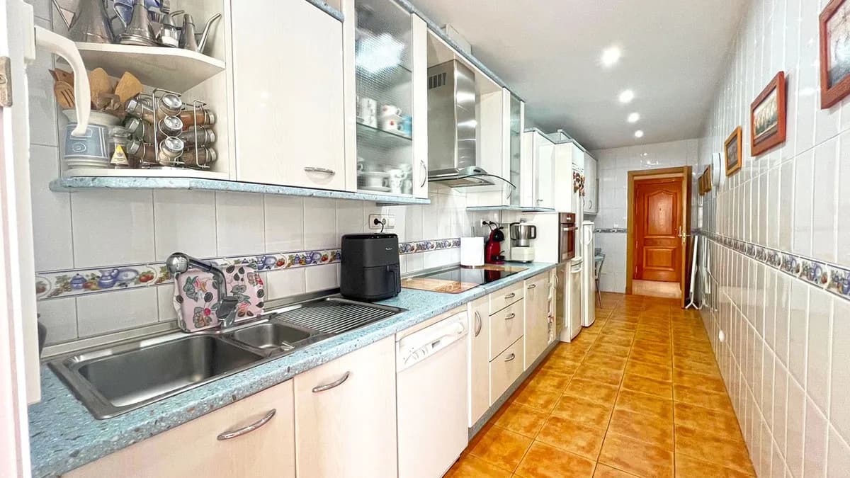 3 Bedroom Middle Floor Apartment for Sale in Marbella, Málaga - Image 9