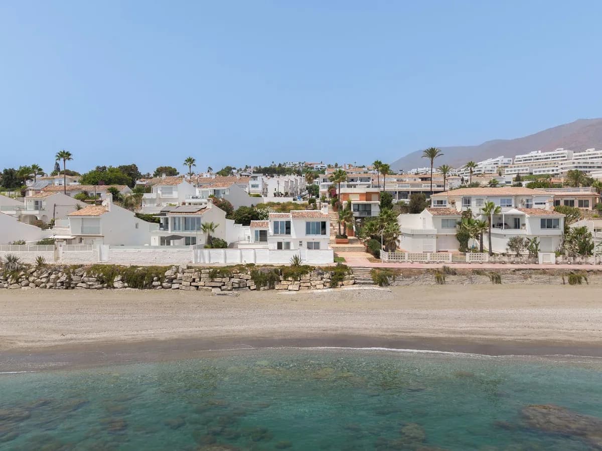 3 Bedroom Detached Villa for Sale in Estepona, Málaga - Image 2