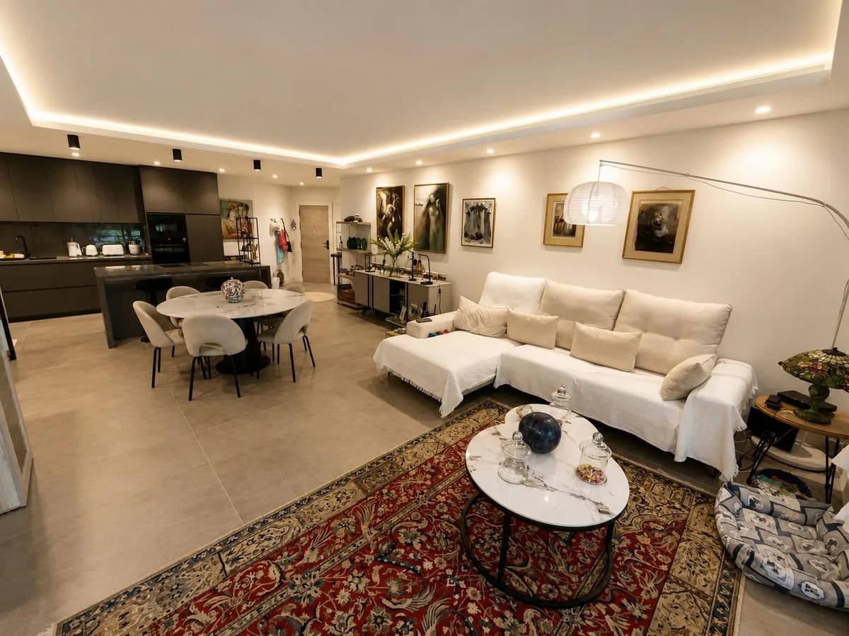 2 Bedroom Middle Floor Apartment for Sale in Estepona, Málaga - Image 4