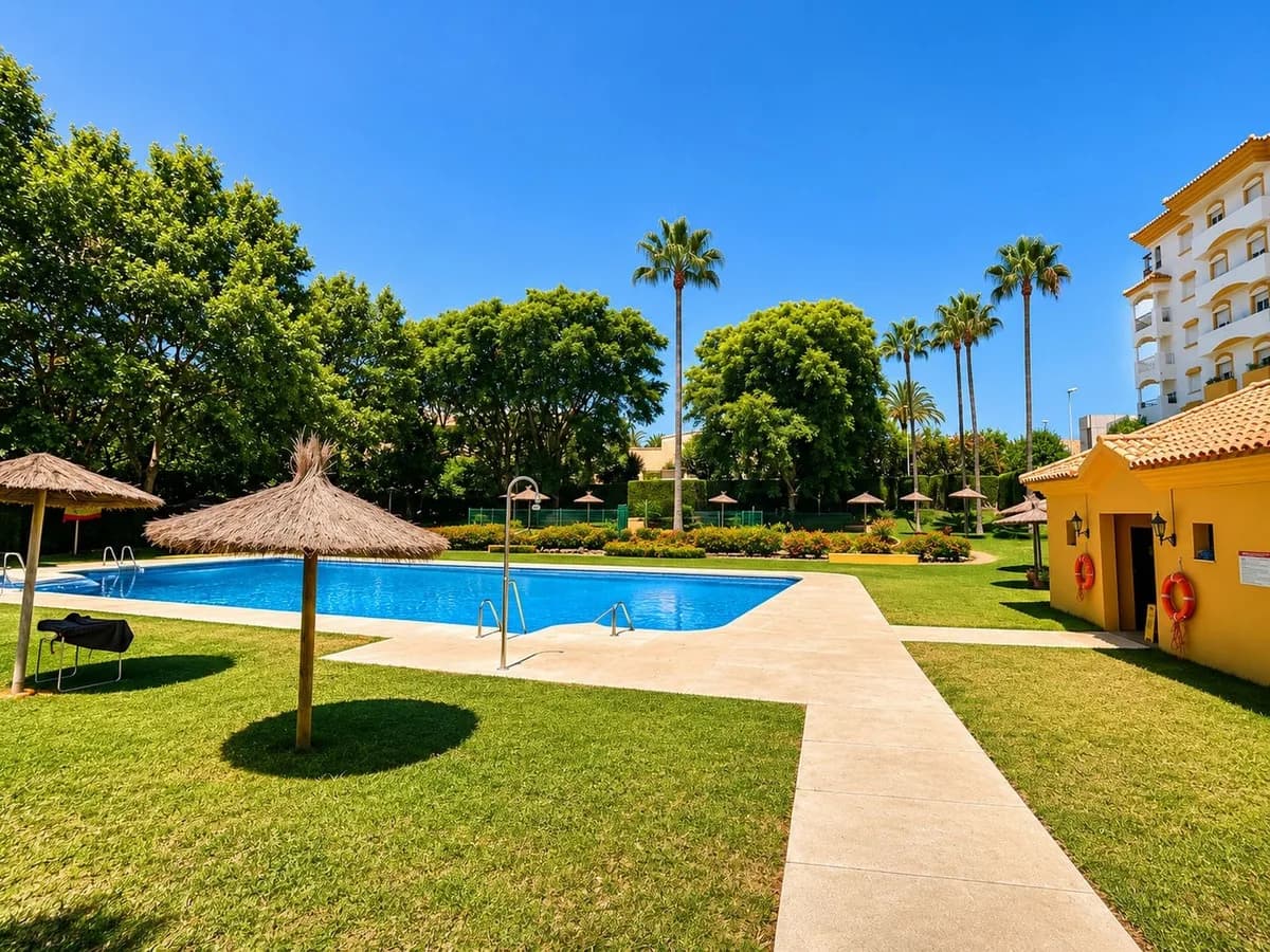 2 Bedroom Middle Floor Apartment for Sale in Estepona, Málaga - Image 5