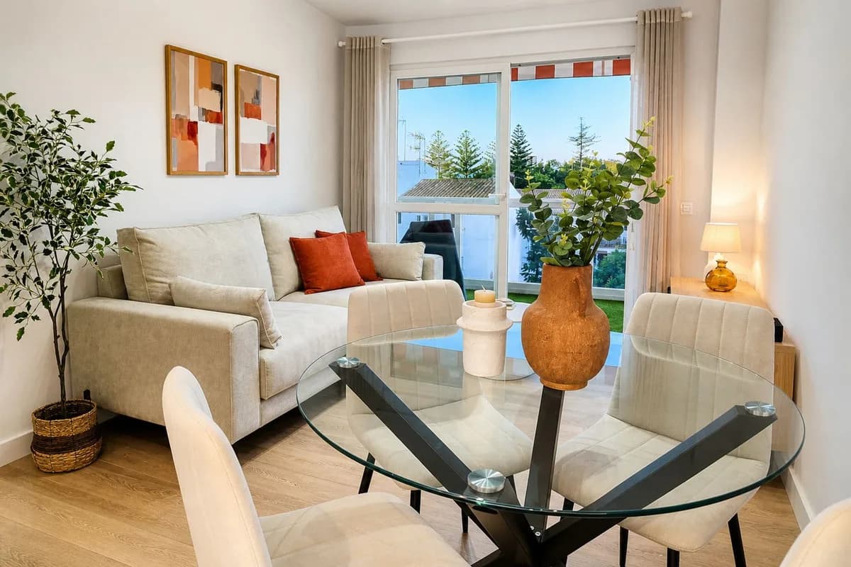 2 Bedroom Middle Floor Apartment for Sale in San Luis de Sabinillas, Málaga - Image 2