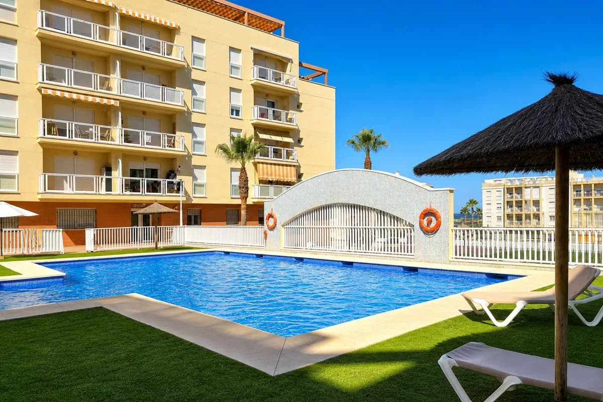 2 Bedroom Middle Floor Apartment for Sale in San Luis de Sabinillas, Málaga - Image 4