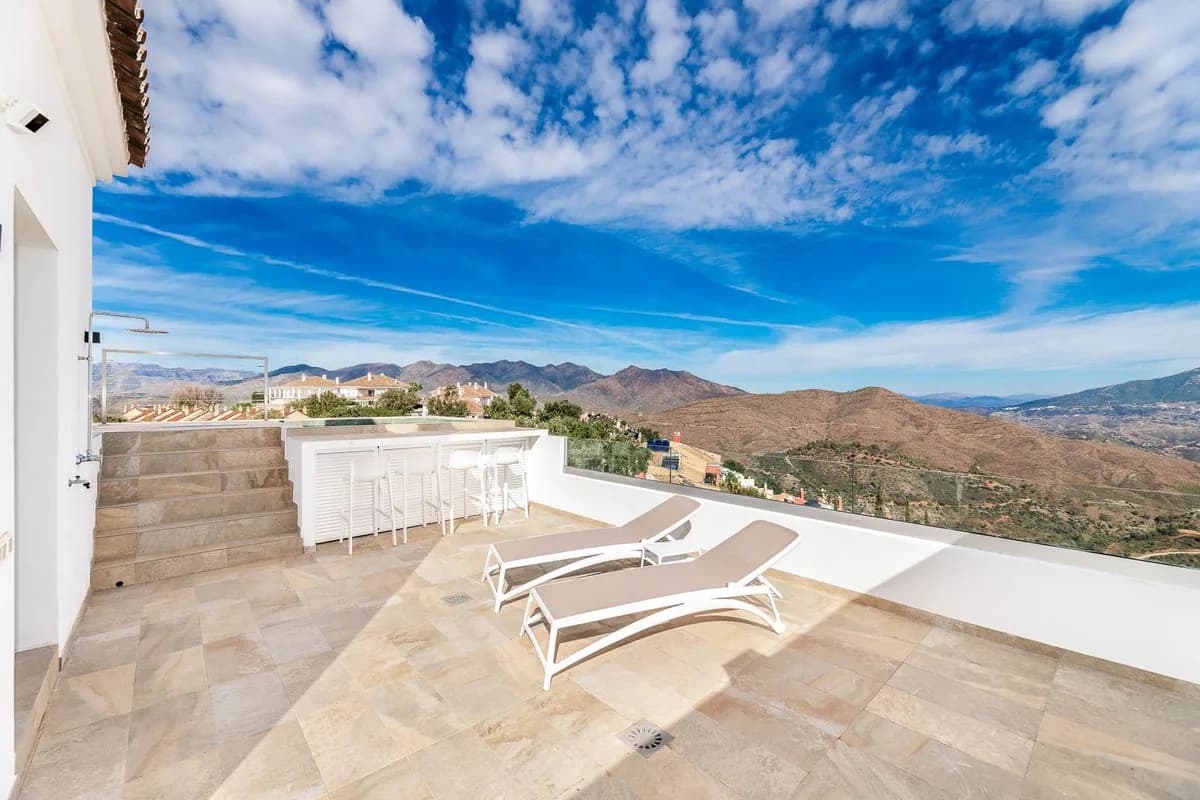3 Bedroom Semi-Detached House for Sale in Marbella, Málaga - Image 4