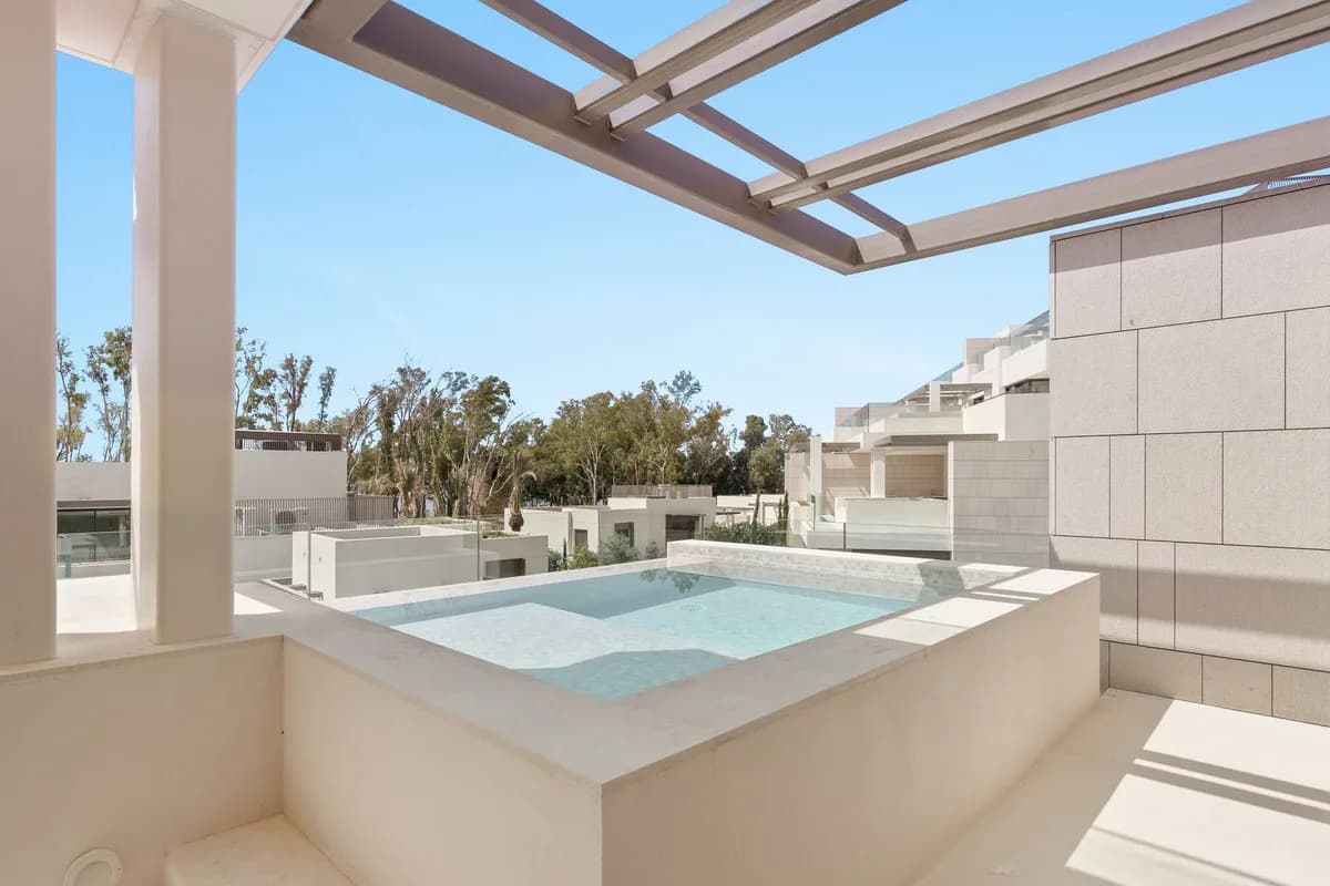 4 Bedroom Middle Floor Apartment for Sale in The Golden Mile, Málaga - Image 2