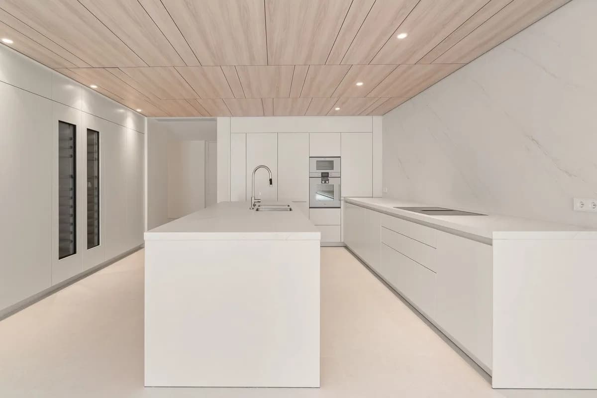4 Bedroom Middle Floor Apartment for Sale in The Golden Mile, Málaga - Image 5