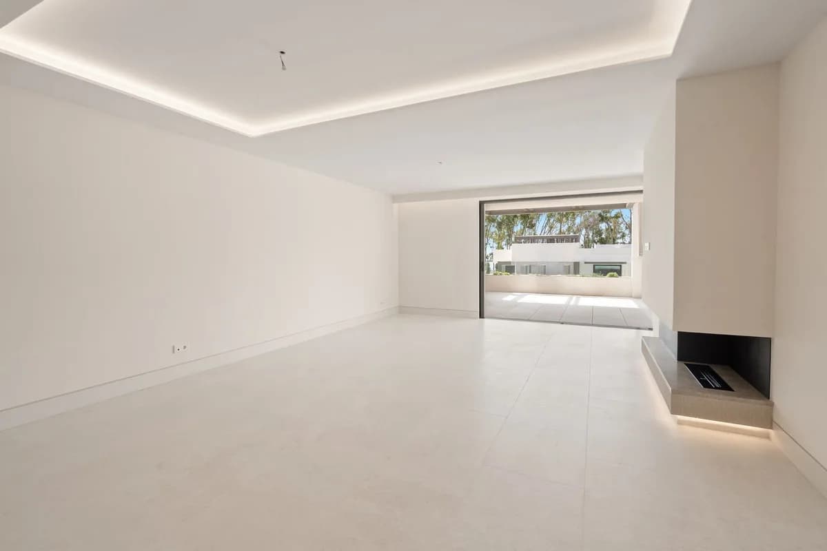 4 Bedroom Middle Floor Apartment for Sale in The Golden Mile, Málaga - Image 6