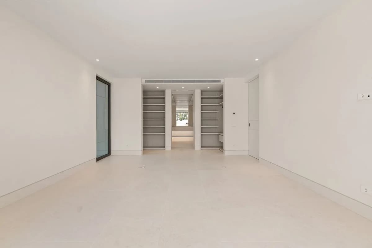 4 Bedroom Middle Floor Apartment for Sale in The Golden Mile, Málaga - Image 8