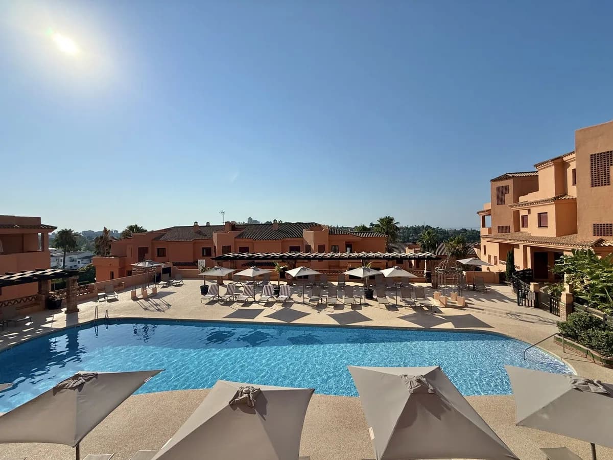 1 Bedroom Ground Floor Apartment for Sale in El Paraiso, Málaga - Image 2