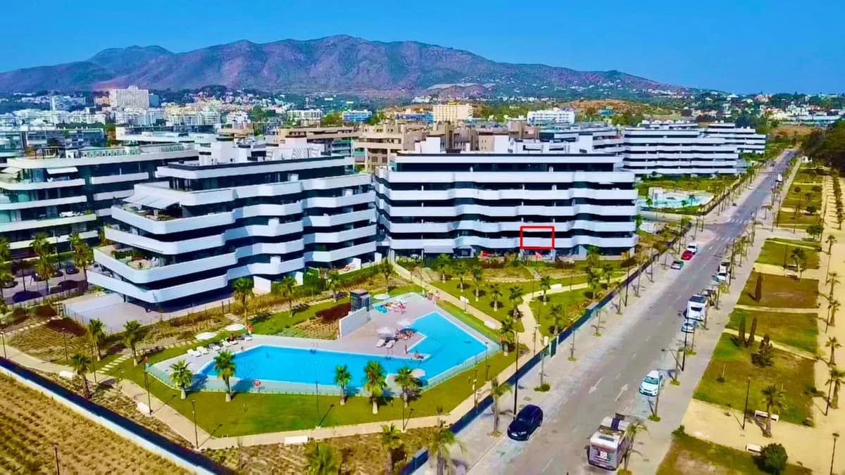 2 Bedroom Middle Floor Apartment for Sale in Torremolinos, Málaga - Image 3