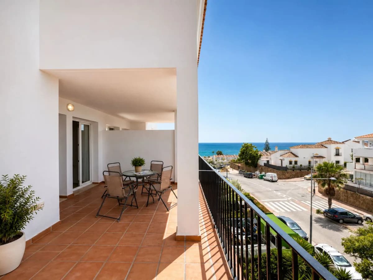 2 Bedroom Middle Floor Apartment for Sale in Manilva, Málaga
