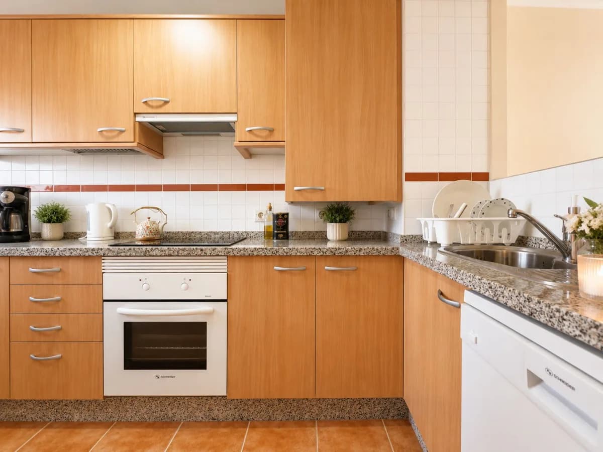 2 Bedroom Middle Floor Apartment for Sale in Manilva, Málaga - Image 7