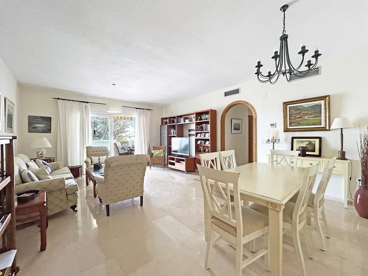 3 Bedroom Middle Floor Apartment for Sale in The Golden Mile, Málaga - Image 3