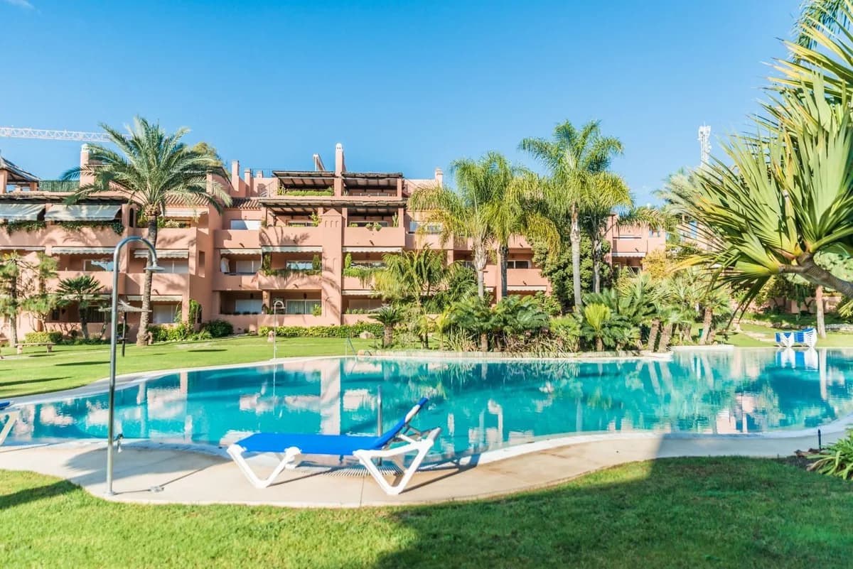 2 Bedroom Middle Floor Apartment for Sale in Guadalmina Baja, Málaga