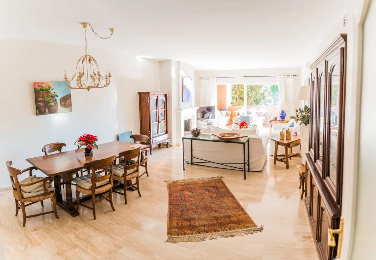 2 Bedroom Middle Floor Apartment for Sale in Guadalmina Baja, Málaga - Image 2