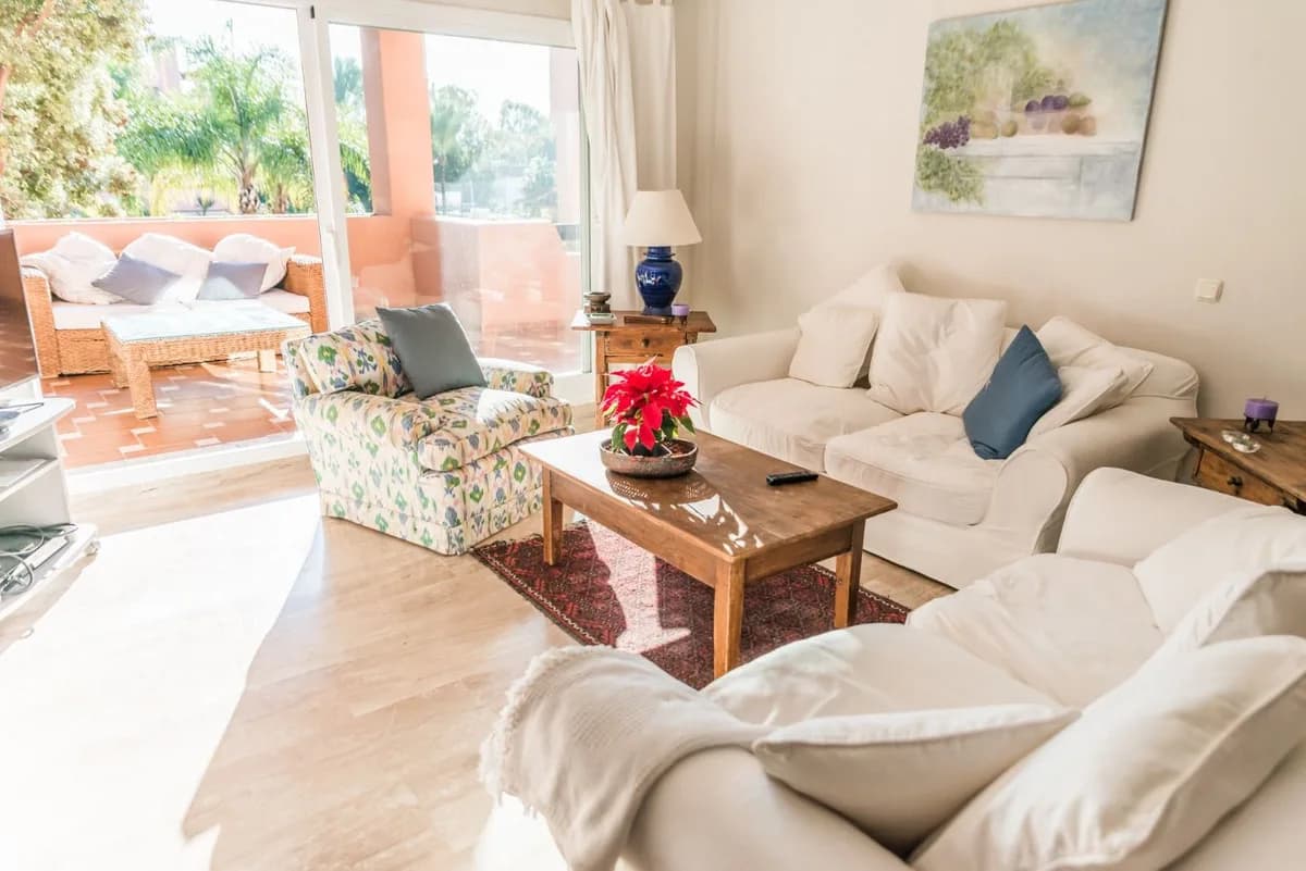 2 Bedroom Middle Floor Apartment for Sale in Guadalmina Baja, Málaga - Image 3