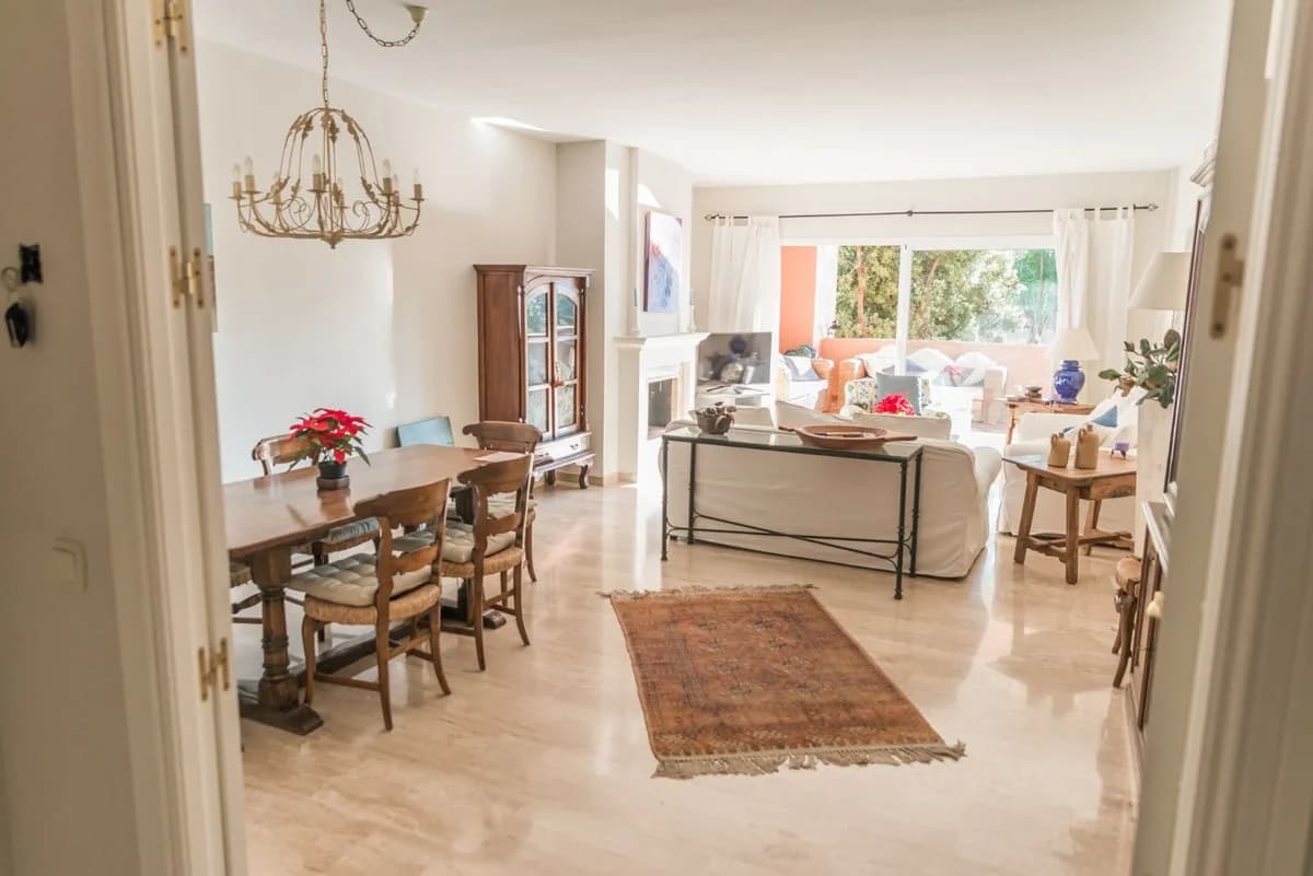 2 Bedroom Middle Floor Apartment for Sale in Guadalmina Baja, Málaga - Image 4