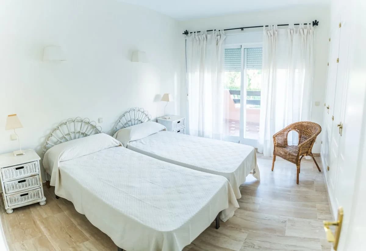 2 Bedroom Middle Floor Apartment for Sale in Guadalmina Baja, Málaga - Image 9