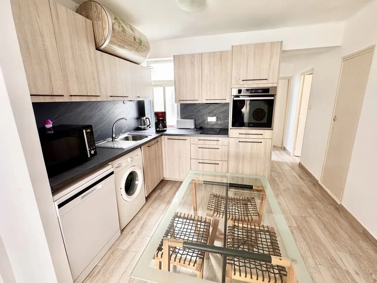 3 Bedroom Middle Floor Apartment for Sale in Marbella, Málaga - Image 3