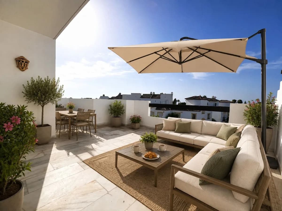 2 Bedroom Middle Floor Apartment for Sale in Estepona, Málaga - Image 3