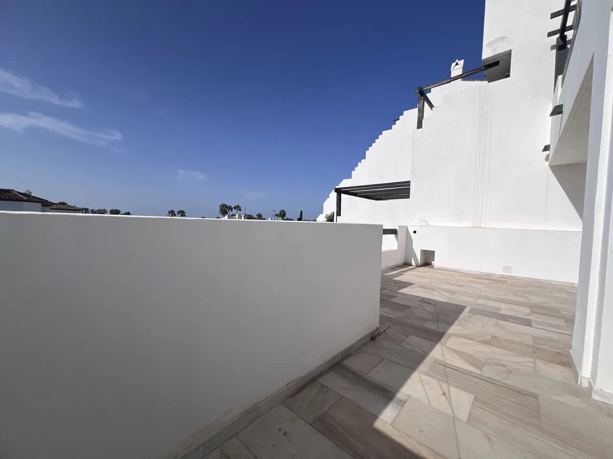 2 Bedroom Middle Floor Apartment for Sale in Estepona, Málaga - Image 5