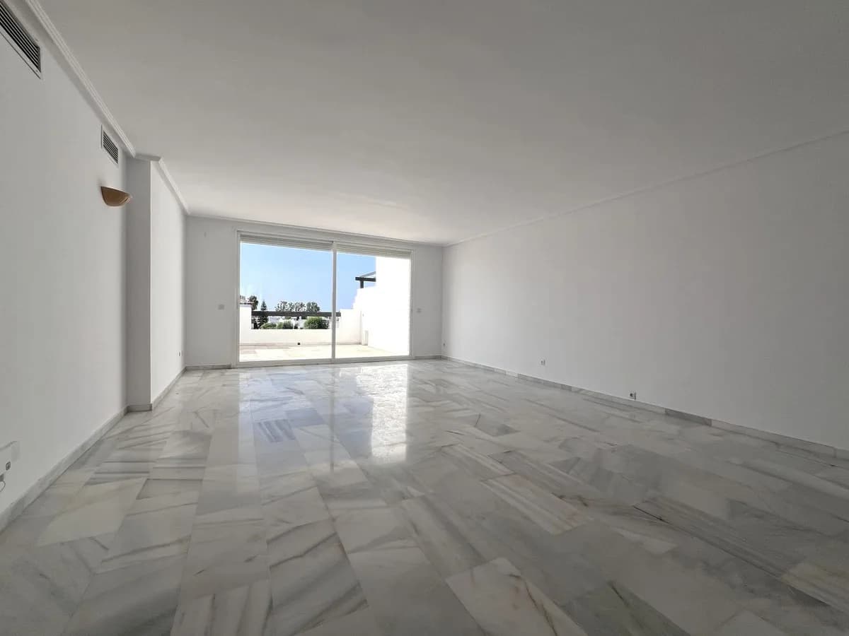 2 Bedroom Middle Floor Apartment for Sale in Estepona, Málaga - Image 7