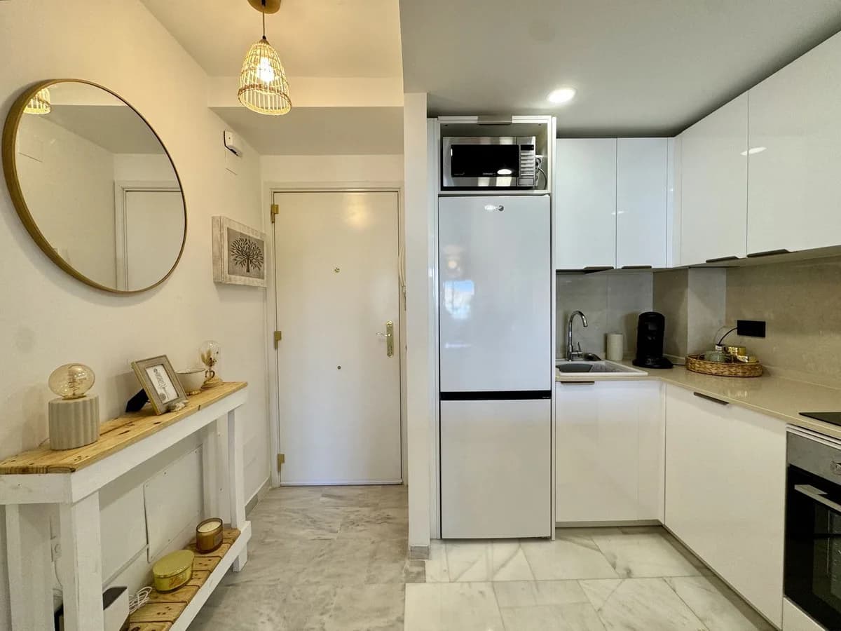 2 Bedroom Middle Floor Apartment for Sale in Riviera del Sol, Málaga - Image 2
