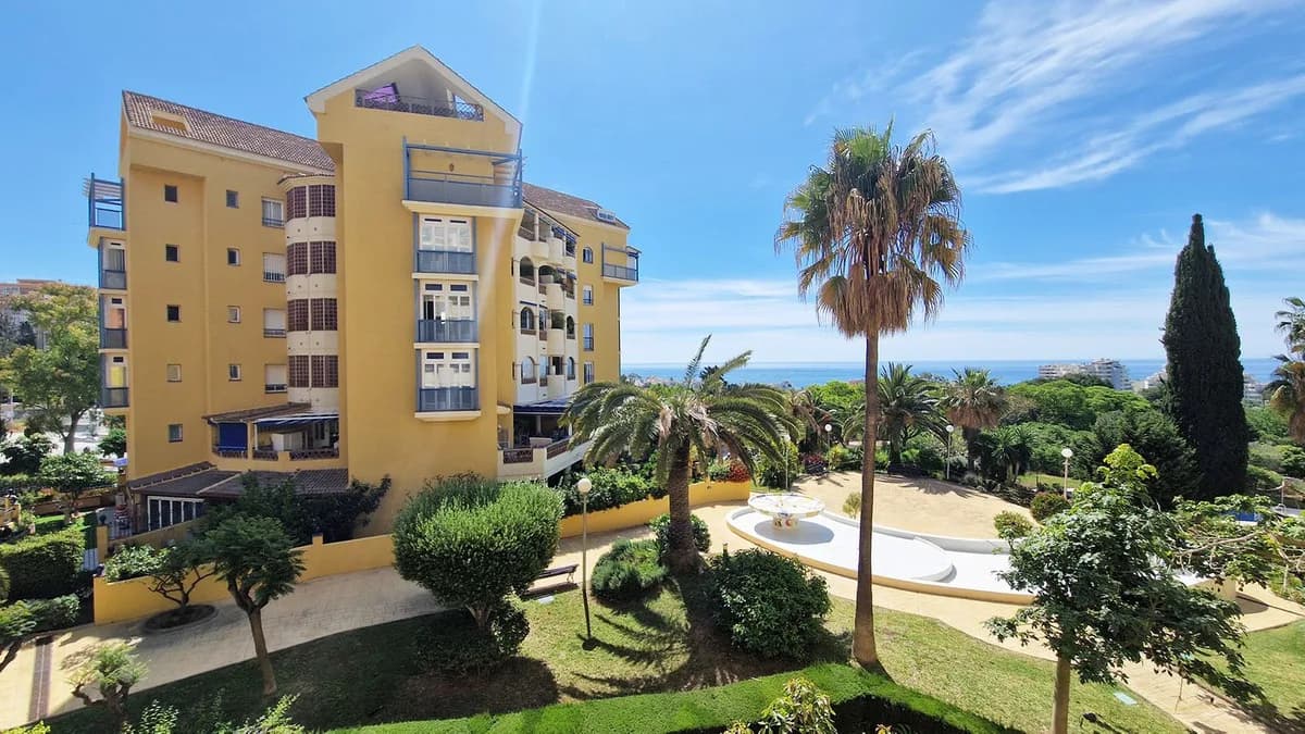 3 Bedroom Middle Floor Apartment for Sale in Arroyo de la Miel, Málaga - Image 3