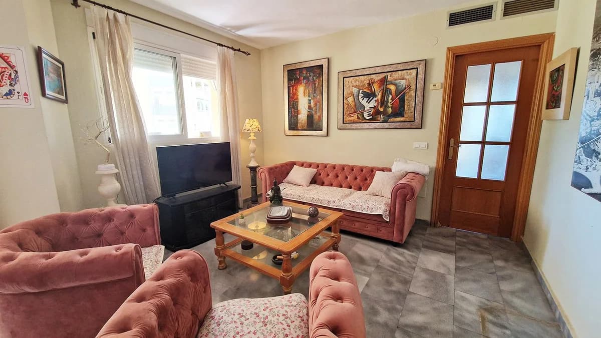 3 Bedroom Middle Floor Apartment for Sale in Arroyo de la Miel, Málaga - Image 4