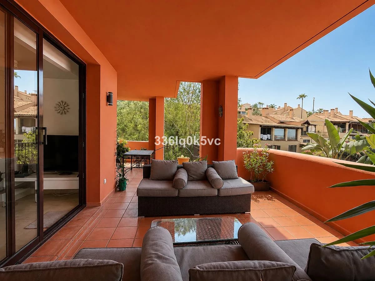 2 Bedroom Middle Floor Apartment for Sale in Benahavís, Málaga - Image 3