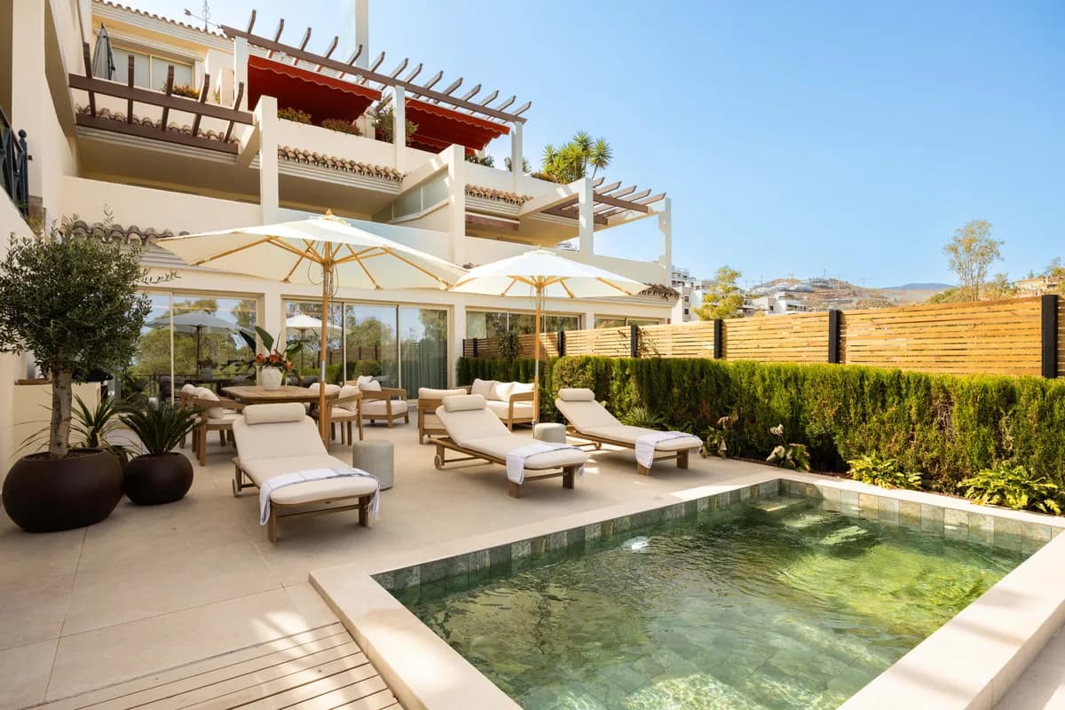 3 Bedroom Middle Floor Apartment for Sale in Nueva Andalucía, Málaga - Image 3