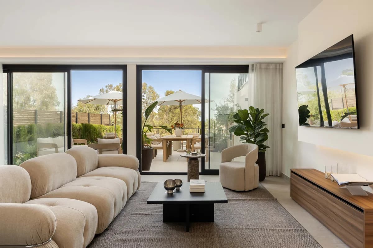 3 Bedroom Middle Floor Apartment for Sale in Nueva Andalucía, Málaga - Image 4