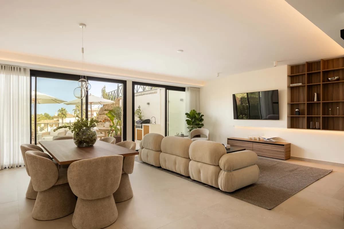 3 Bedroom Middle Floor Apartment for Sale in Nueva Andalucía, Málaga - Image 6