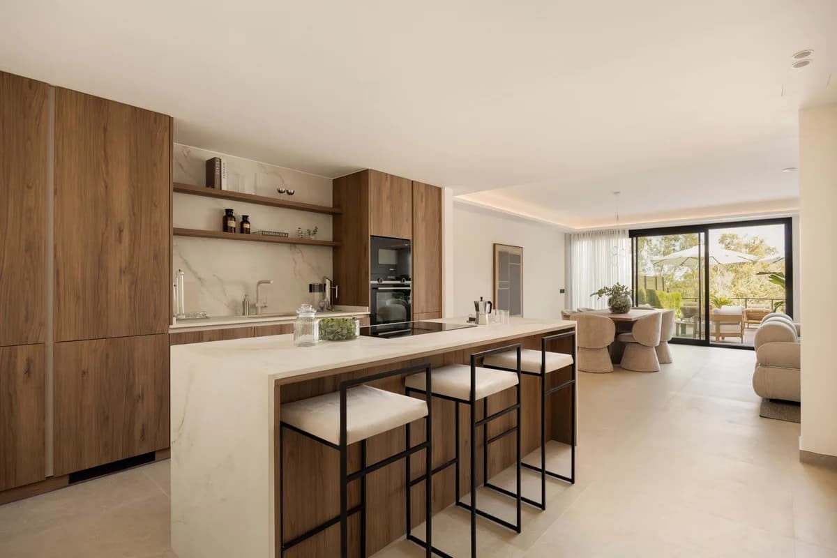 3 Bedroom Middle Floor Apartment for Sale in Nueva Andalucía, Málaga - Image 9