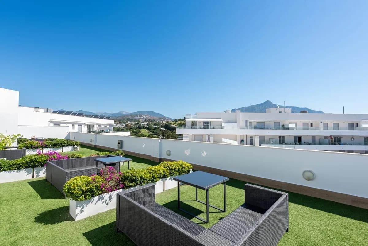 2 Bedroom Penthouse for Sale in Nueva Andalucía, Málaga - Image 4