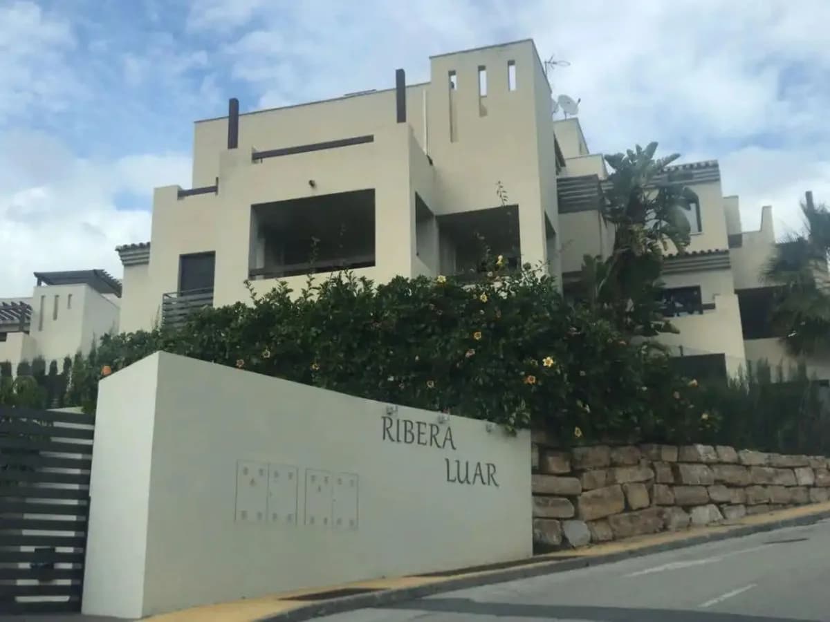 3 Bedroom Middle Floor Apartment for Sale in Estepona, Málaga - Image 2