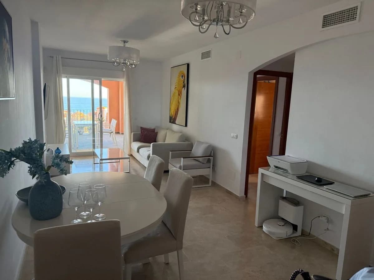 2 Bedroom Middle Floor Apartment for Sale in La Duquesa, Málaga - Image 3