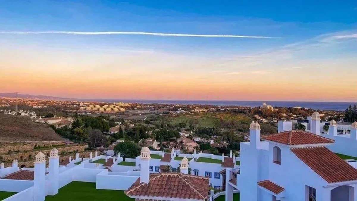 3 Bedroom Penthouse for Sale in El Paraiso, Málaga - Image 9