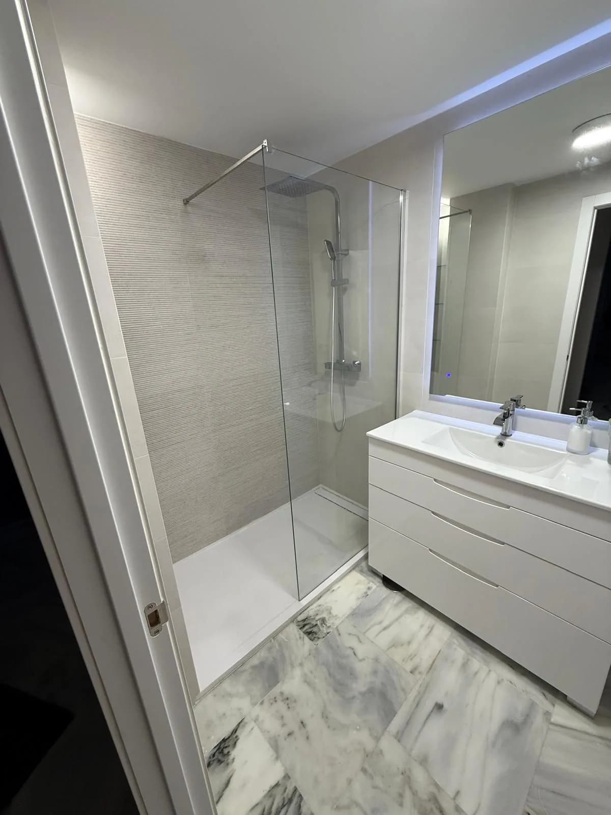 1 Bedroom Middle Floor Apartment for Sale in Selwo, Málaga - Image 8