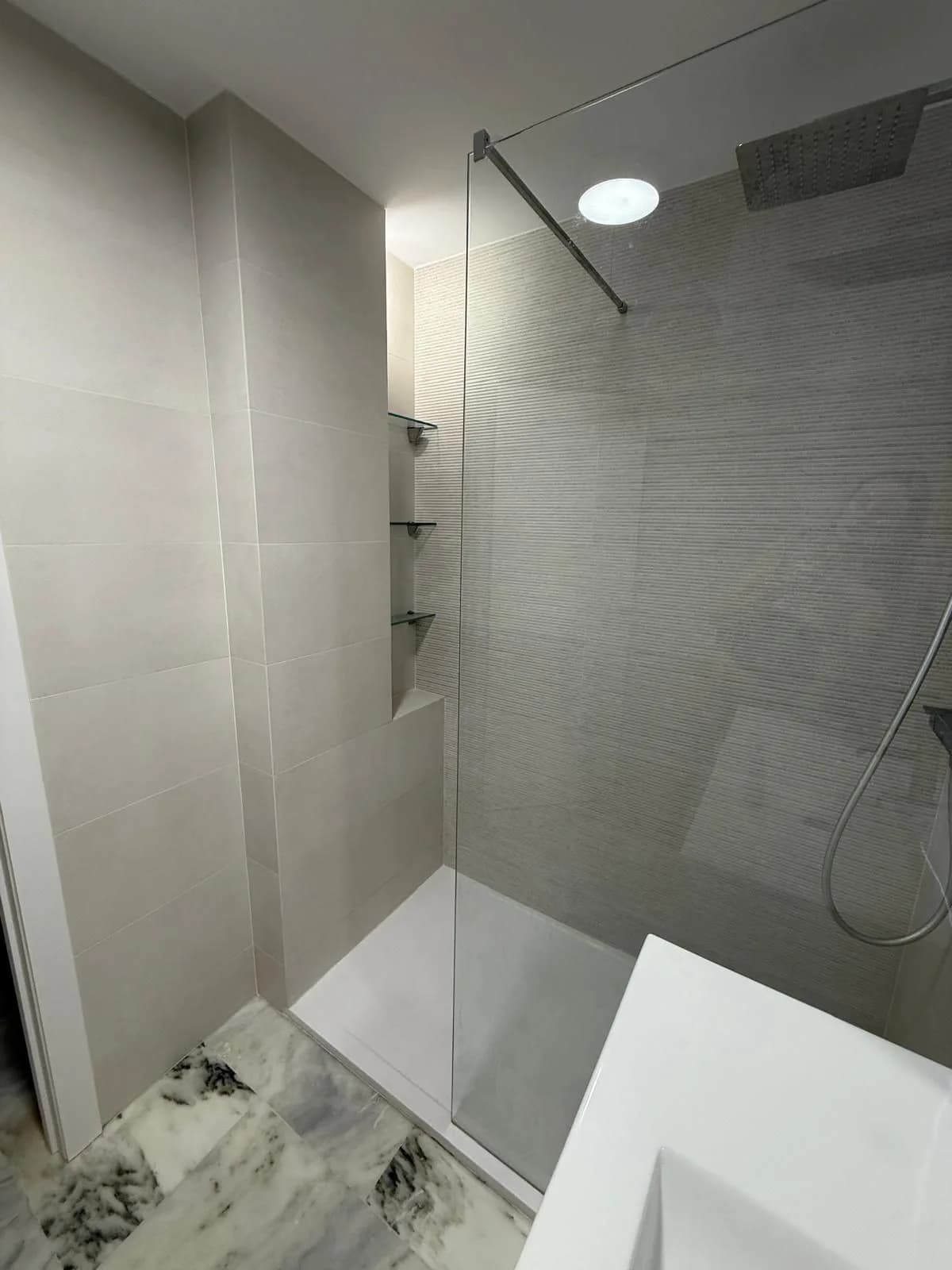 1 Bedroom Middle Floor Apartment for Sale in Selwo, Málaga - Image 9