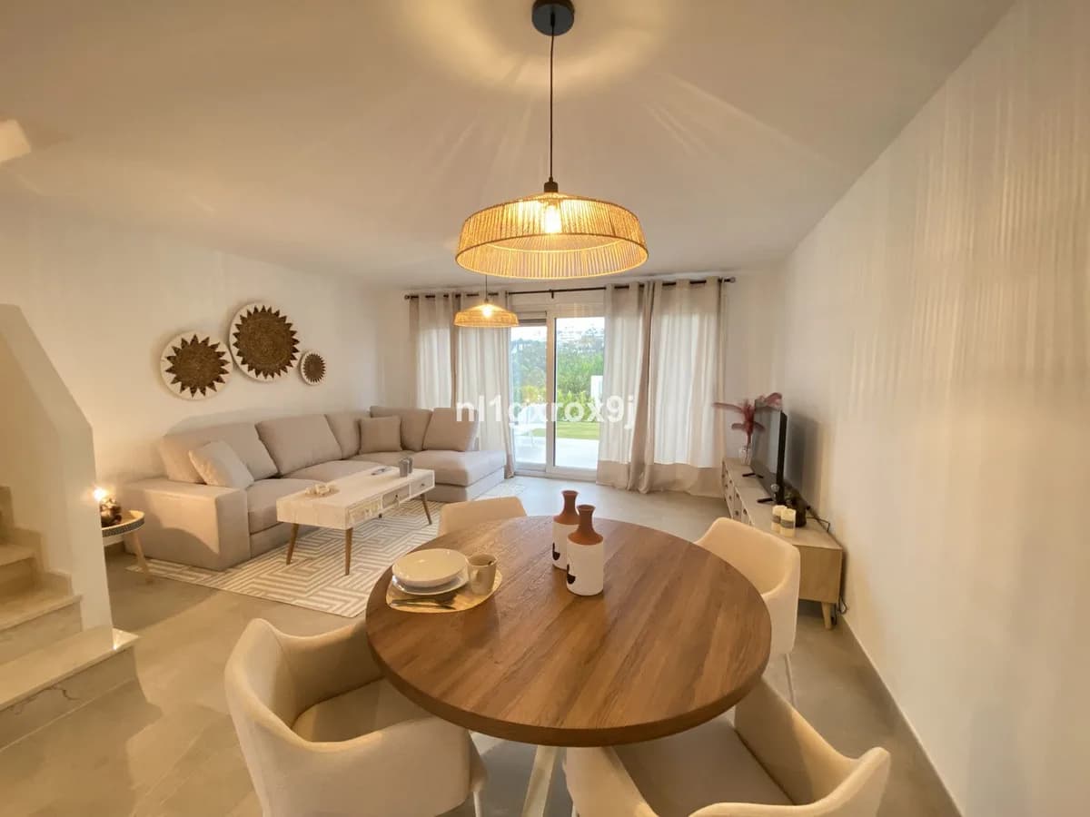 3 Bedroom Townhouse for Sale in Estepona, Málaga - Image 2