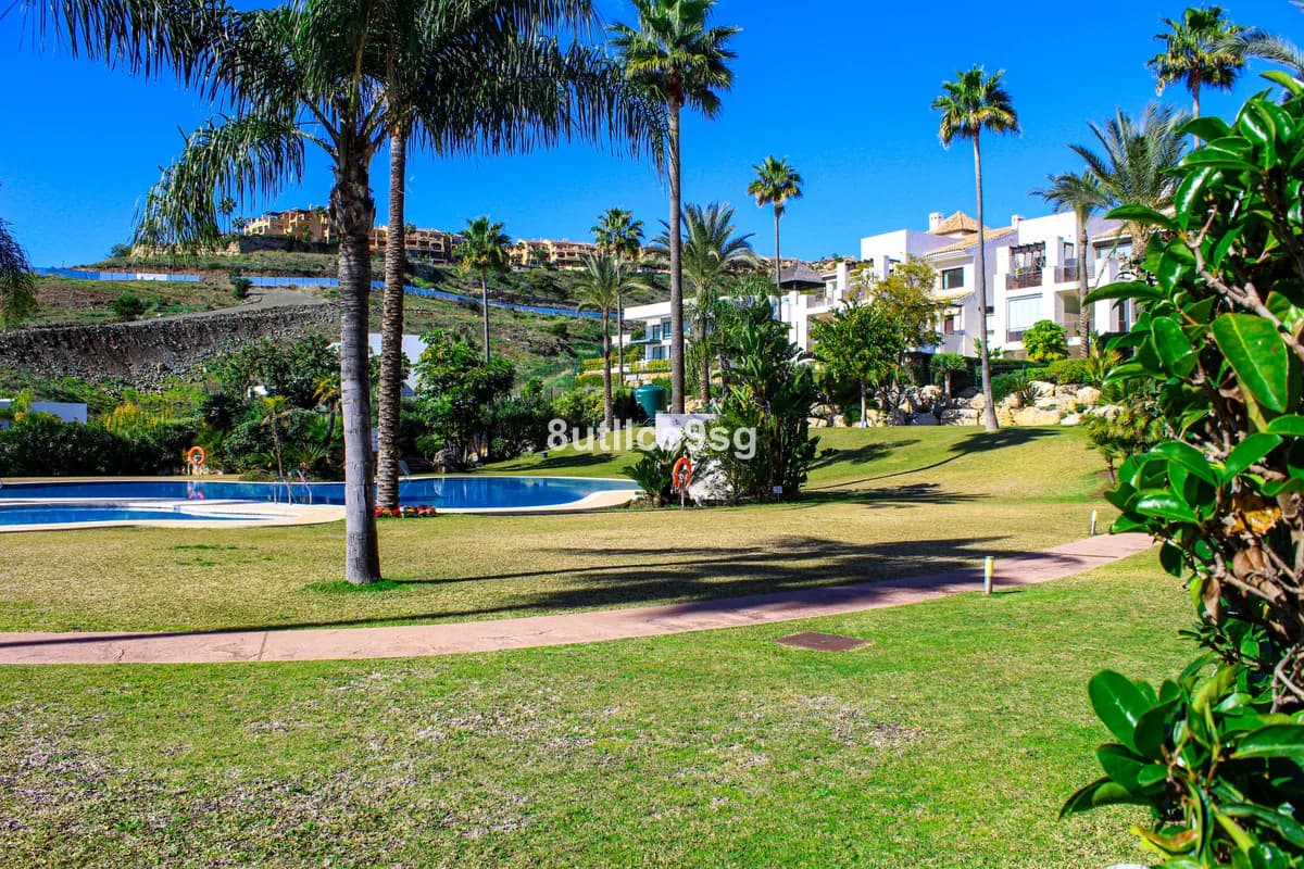 2 Bedroom Ground Floor Apartment for Sale in Benahavís, Málaga - Image 2