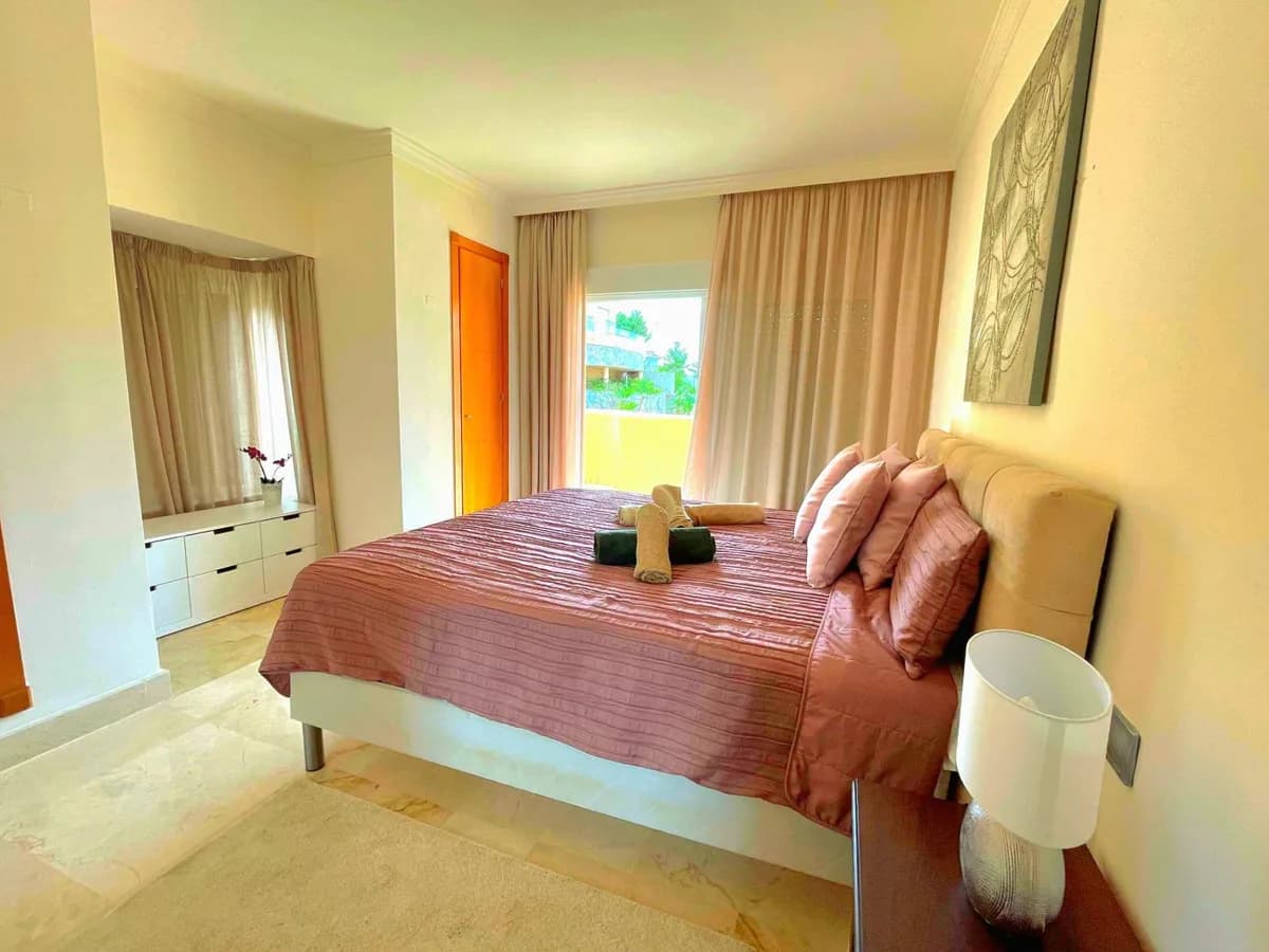 3 Bedroom Middle Floor Apartment for Sale in Nueva Andalucía, Málaga - Image 4