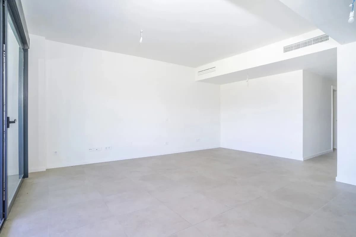 2 Bedroom Middle Floor Apartment for Sale in Torremolinos, Málaga - Image 9