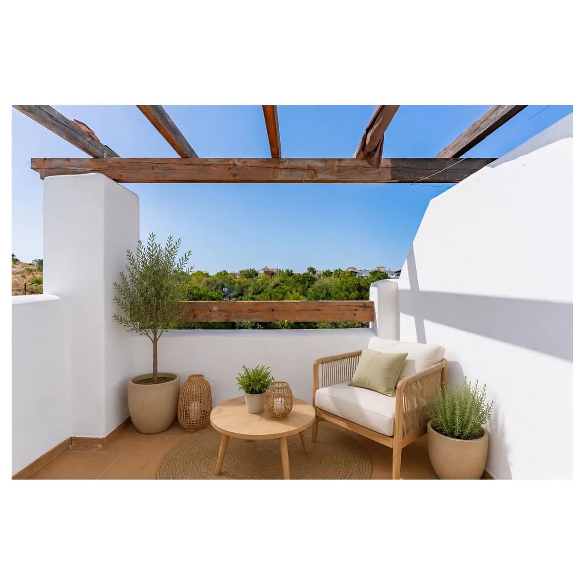 2 Bedroom Middle Floor Apartment for Sale in Benalmadena Pueblo, Málaga