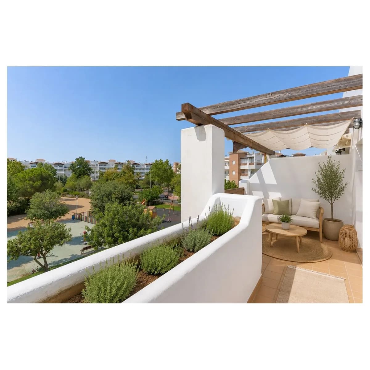 2 Bedroom Middle Floor Apartment for Sale in Benalmadena Pueblo, Málaga - Image 3